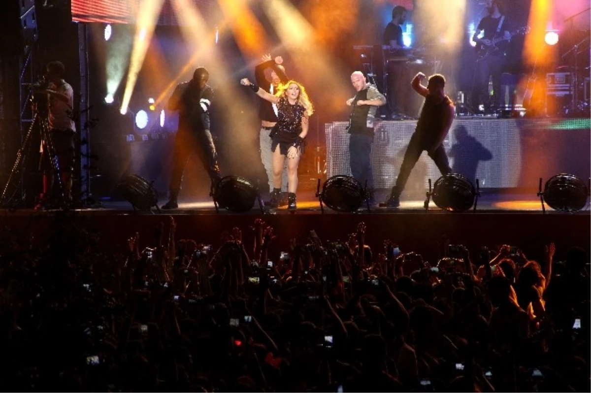 Hadise ve Athena\'dan Muhteşem Konser