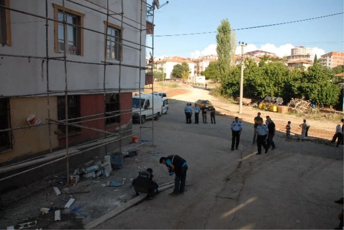 Kırıkkale\'de İnşaat İskelesinden Düşen 2 İşçi Yaralandı