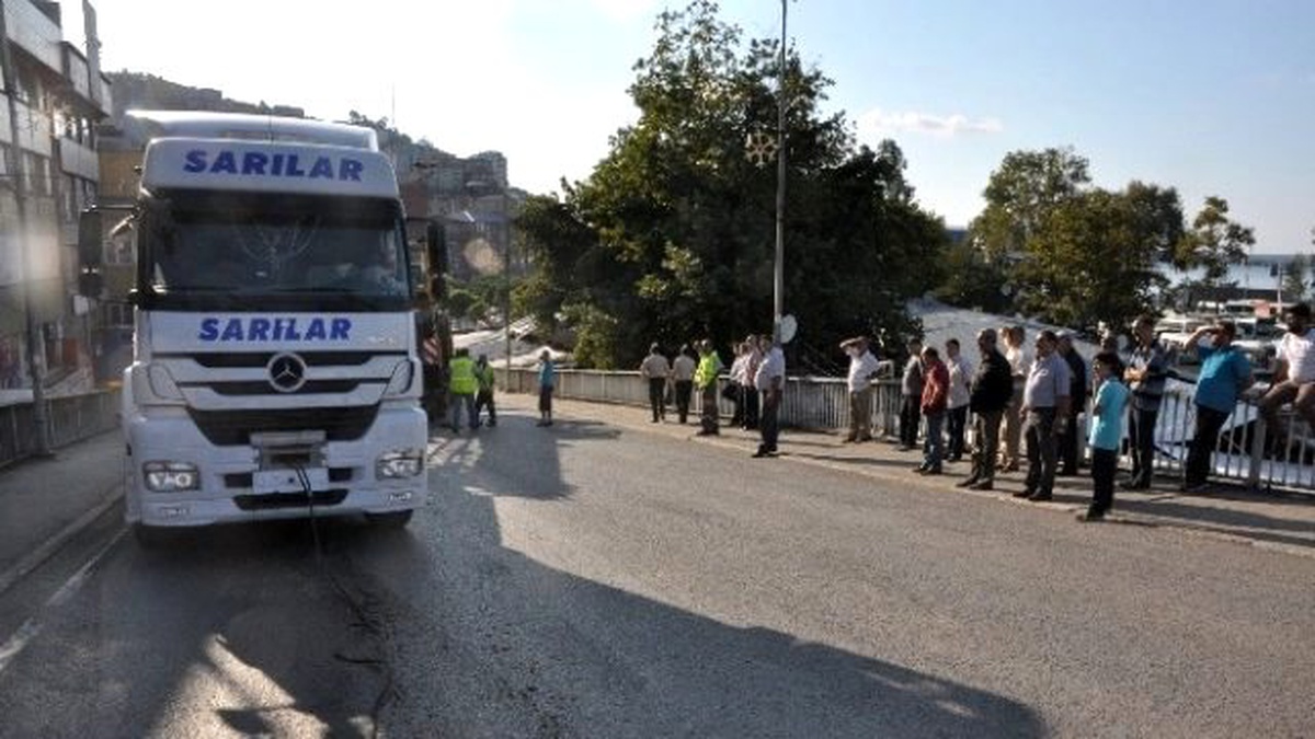 İş Makinesi Yüklü Tır Yolda Kaldı, Trafik Felç Oldu