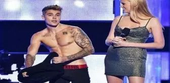 Justin Bieber Katıldığı Programda İç Çamaşırına Kadar Soyundu