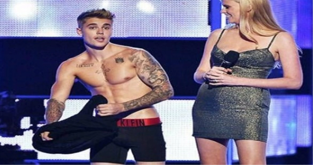 Justin Bieber Katıldığı Programda İç Çamaşırına Kadar Soyundu