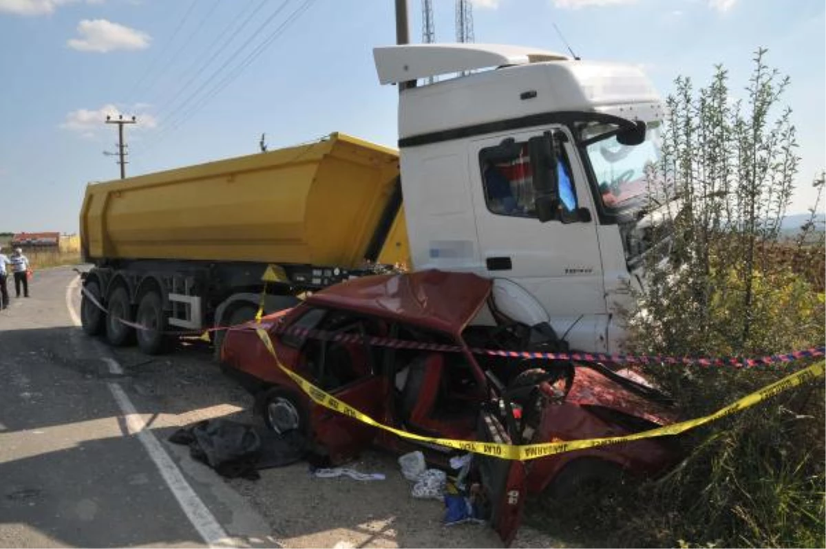 Kamyonun Çarptığı Otomobilde Çocuk Öldü, Anne-Baba Yaralı