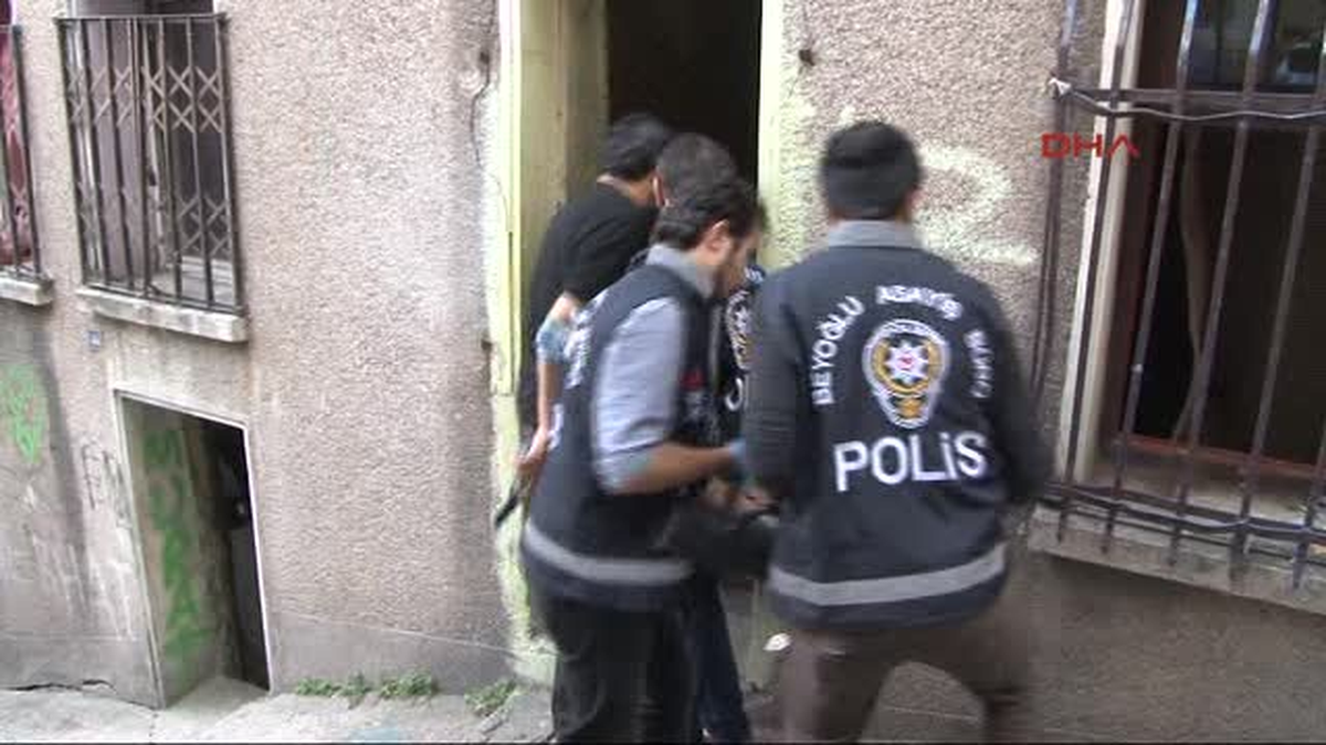 Kapıyı Koçbaşı ile Kırdılar, Makineli Tabanca Buldular...