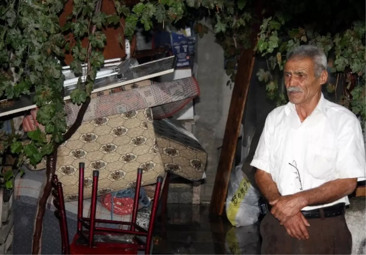 Kayseri\'de 70 Yaşındaki Adam Eşyaları ile Birlikte Sokakta Kaldı