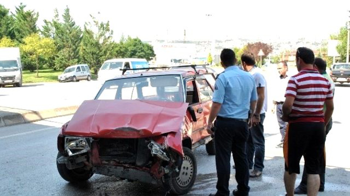 Kocaeli\'nde Otomobille Kamyon Çarpıştı: 1 Yaralı