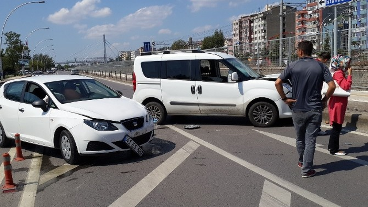 Kocaeli\'nde Otomobille Ticari Araç Çarpıştı: 2 Yaralı