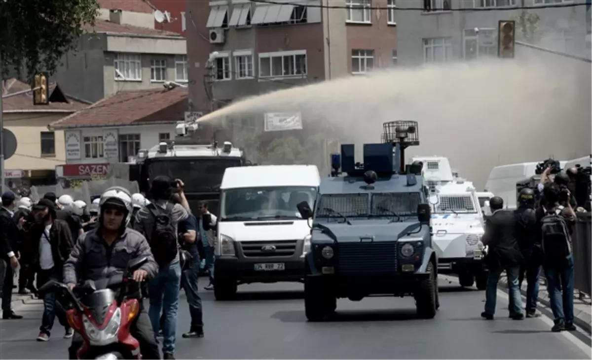 Okmeydanı\'nda İzinsiz Gösteriye Polis Müdahalesi