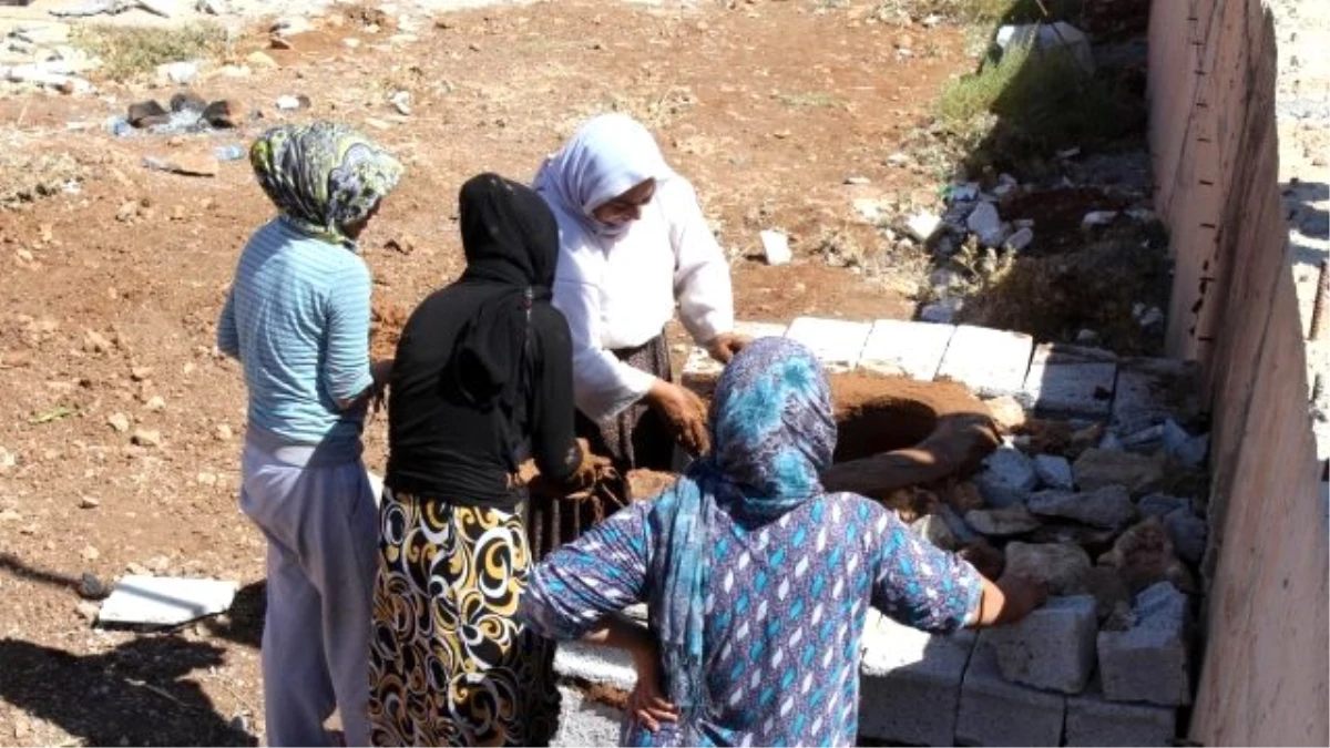 Yezidi Kadınlar Tandırlarda Ekmek Hazırlayacak