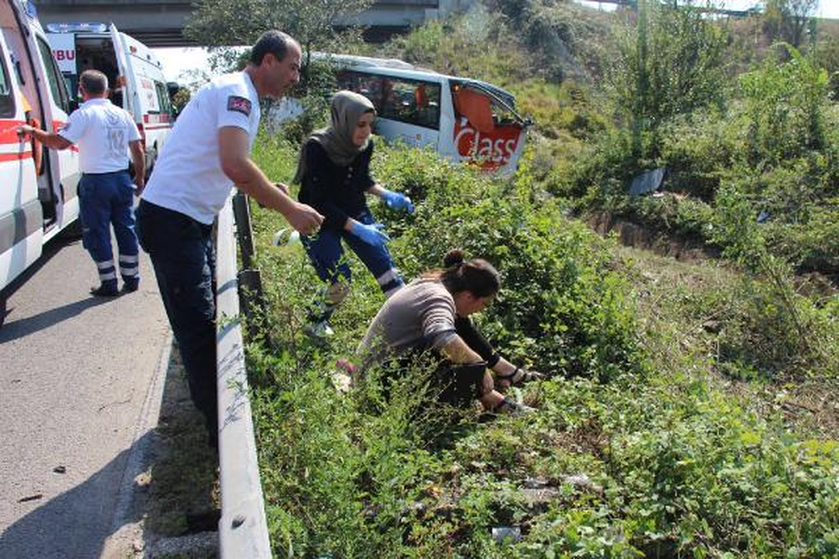 Adapazarı\'nda Otobüs Devrildi: 4\'ü Ağır 37 Yaralı (2)