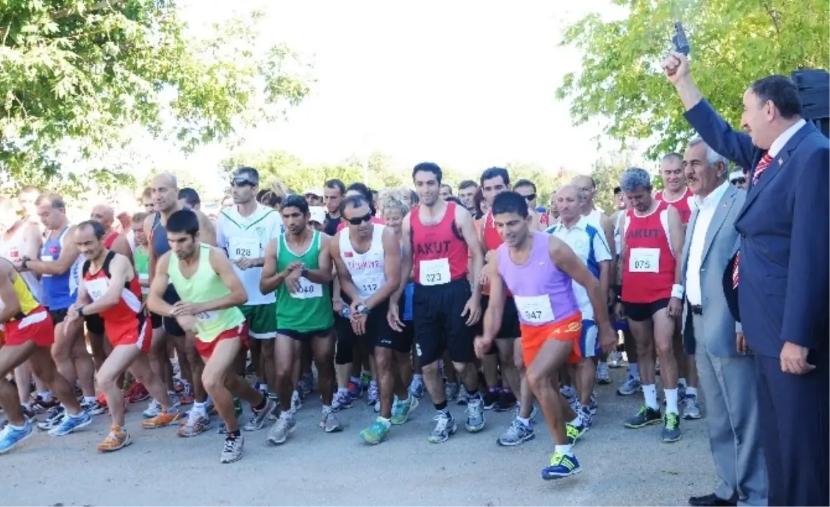 Atletler Zorlu Maratonda Ter Dökecek