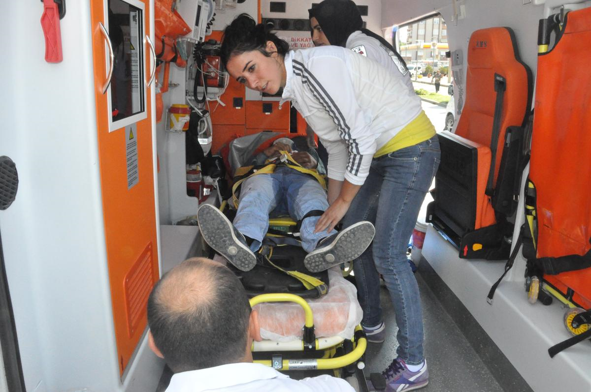 Çarşamba\'da Otomobil, Refüjdeki Direğe Çarptı: 3 Yaralı
