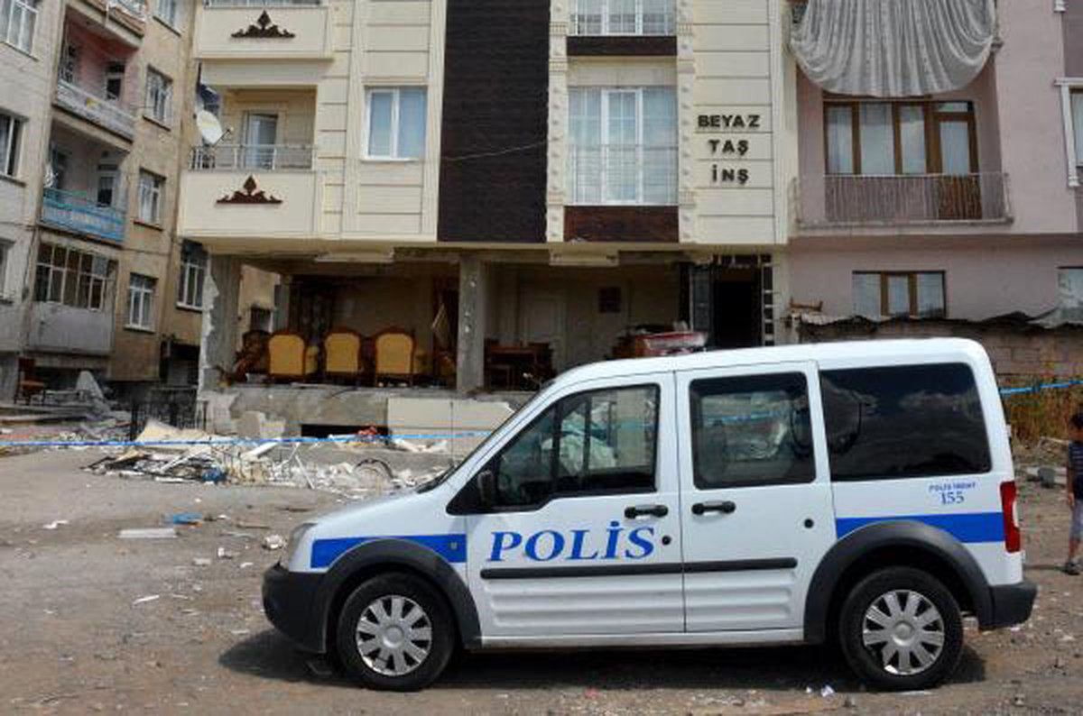 Doğalgaz Patlamasında Duvarları Yıkılan Apartmanı Polis Koruyor