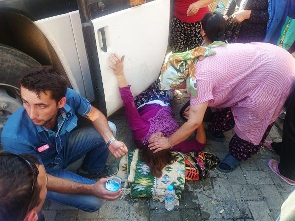 Freni Boşalan Otobüs, Minibüsten İnen Kadını Altına Alarak Sürükledi