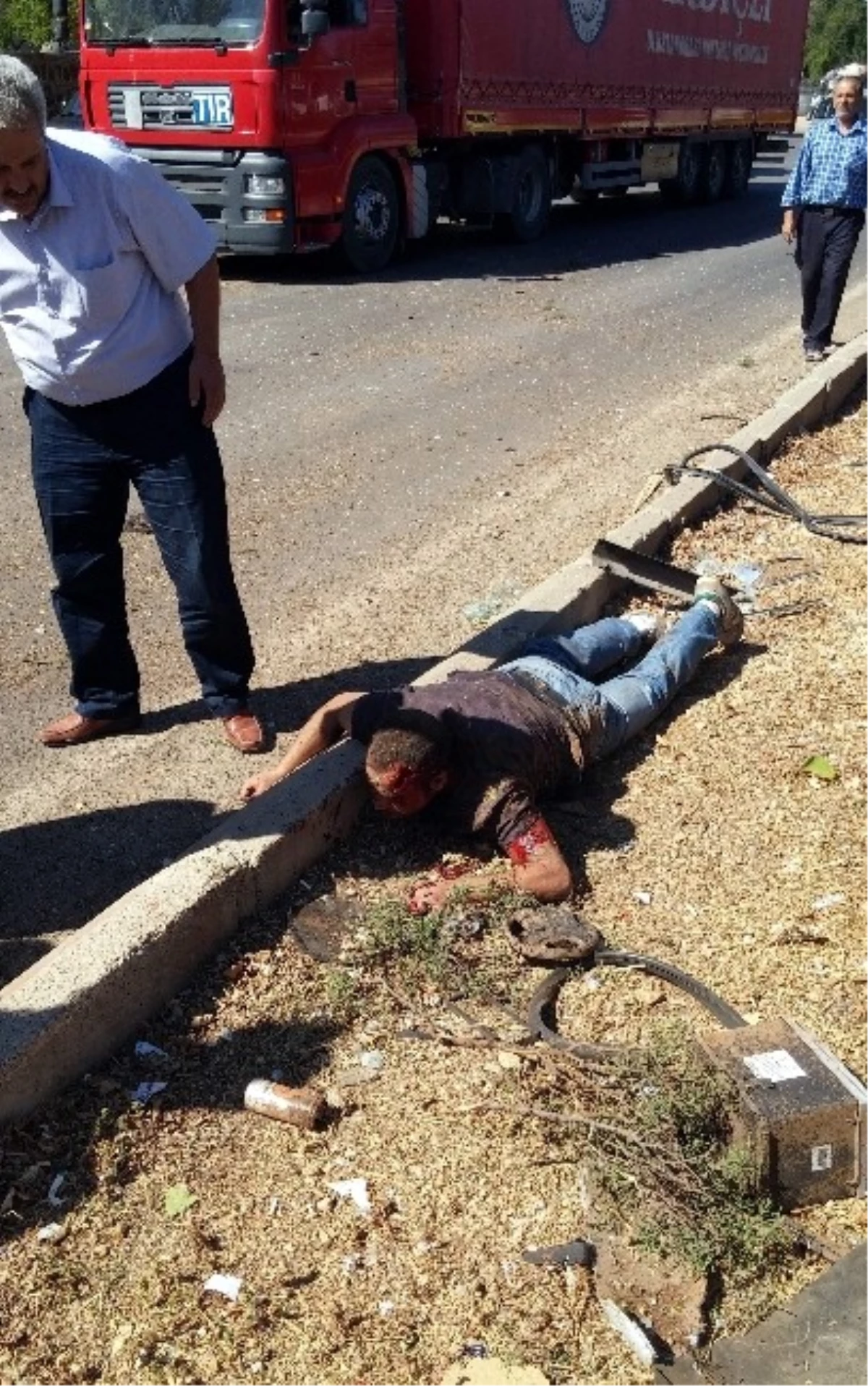 Gaziantep\'te Otomobil Refüje Çarpıp Takla Attı: 1 Ölü, 2 Yaralı