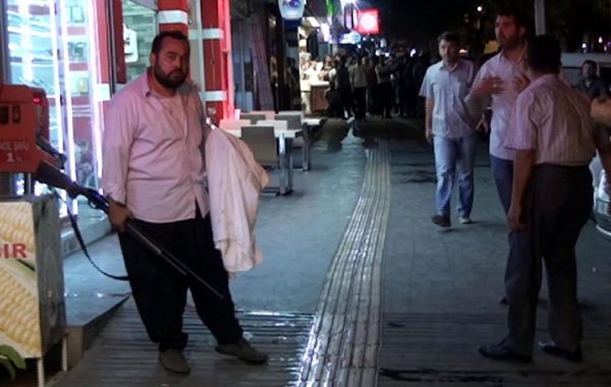 Hareket Halindeki Kamyonetten Atlayıp Tüfekle Ateş Açtı
