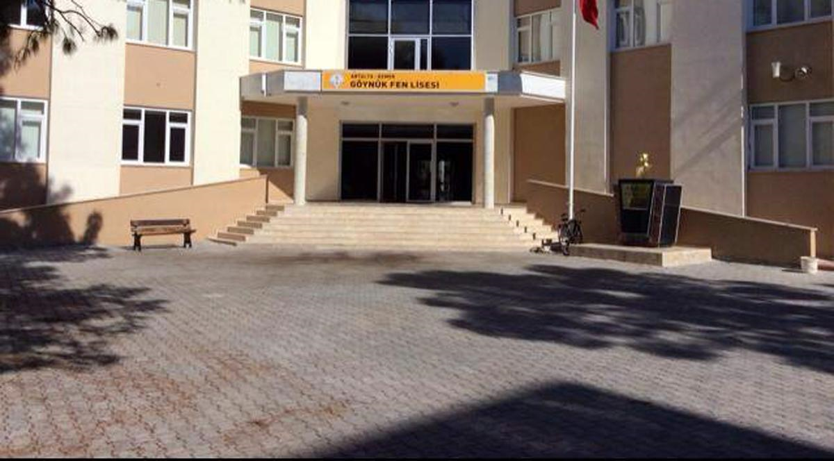 Kemer Belediyesi Okul Bahçelerinde Bakım Yapıyor