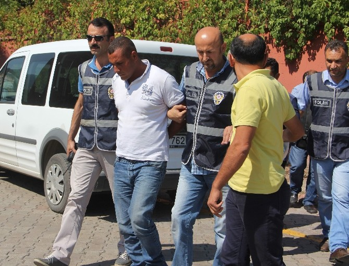 Kendilerini Polis Olarak Tanıtan İki Dolandırıcı Yakalandı