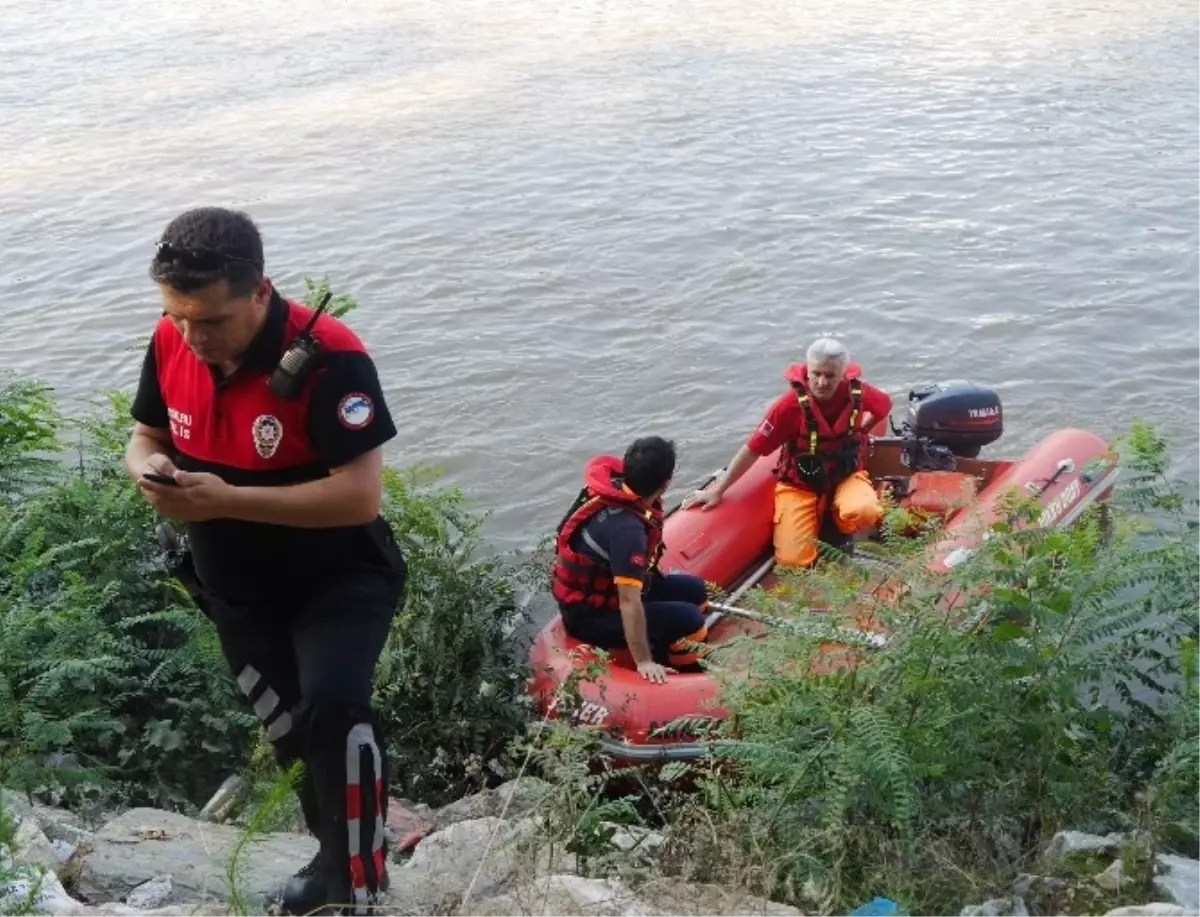 Nehirde Kaybolan Genci Arama Çalışmaları Sürüyor