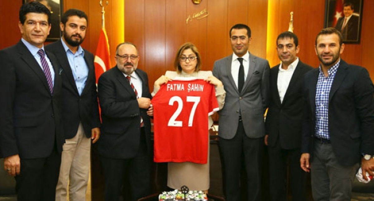 Okan Buruk\'tan Başkan Şahin\'e Forma Hediyesi