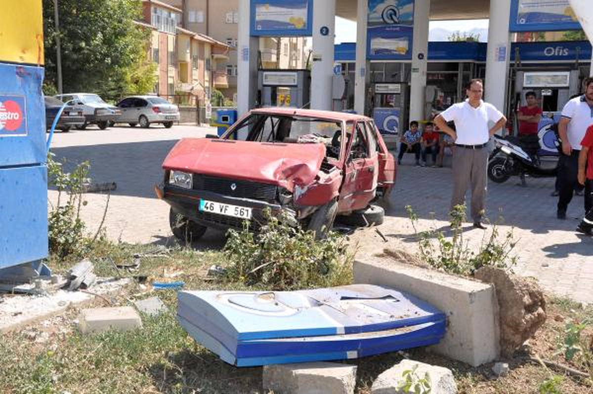 Otomobil Akaryakıt İstasyonuna Girdi