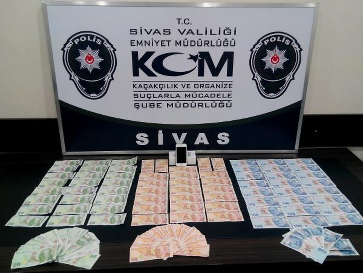 Sahte Parayla Cep Telefonu Alanlar Yakalandı