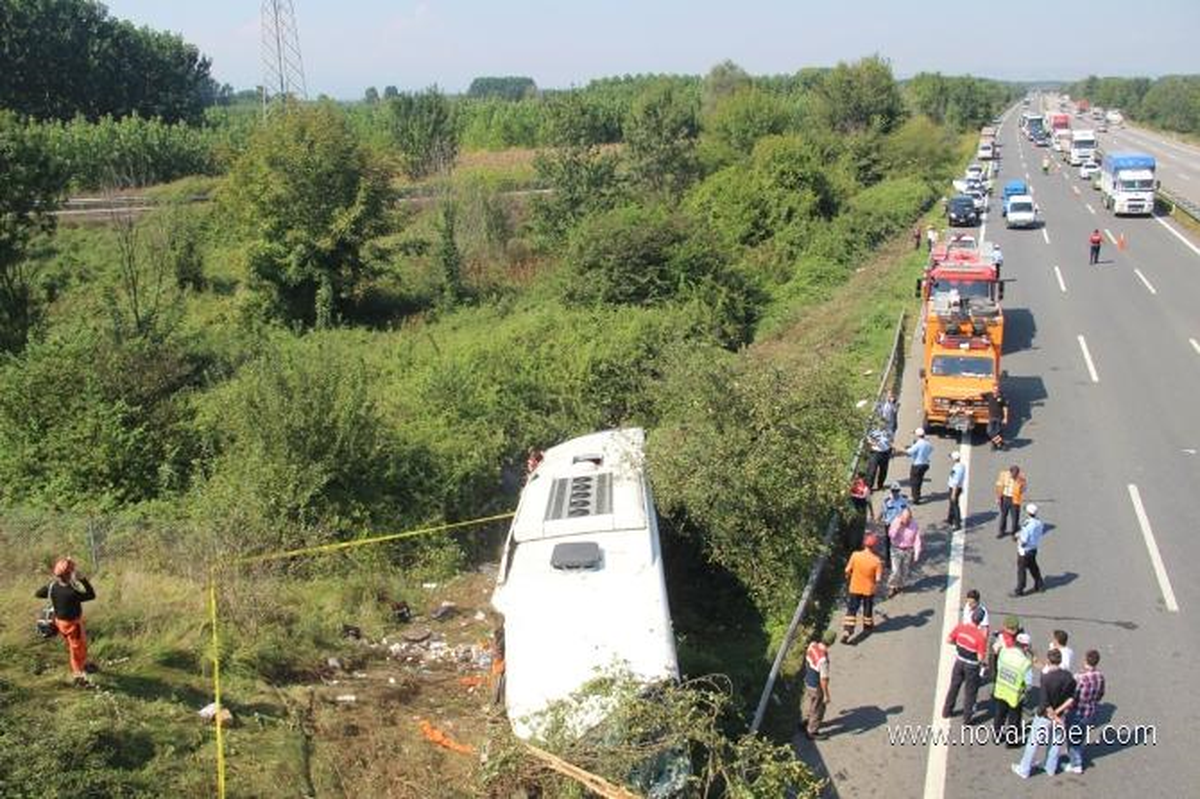 Sakarya\'da Yolcu Otobüsü Şarampole Uçtu: 25 Yaralı