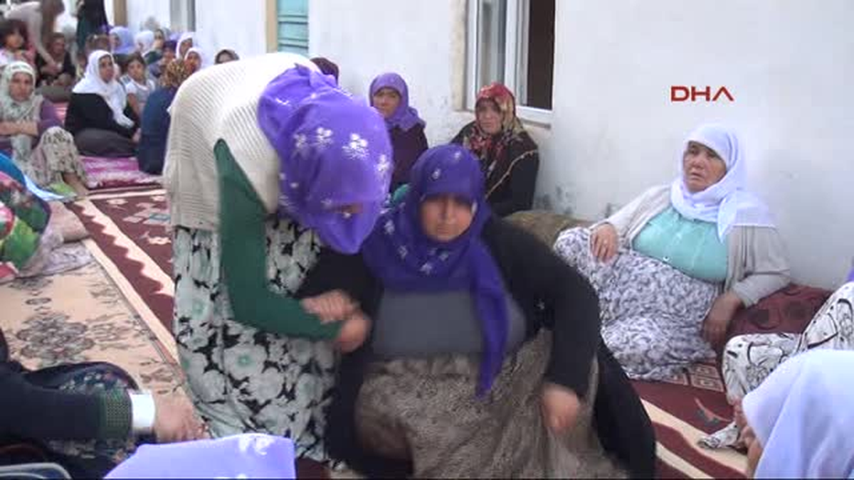Şanlıurfa Sulama Kanalı Kenarında Çaresiz Bekleyişsulama Kanalı Kenarında Çaresiz Bekleyiş