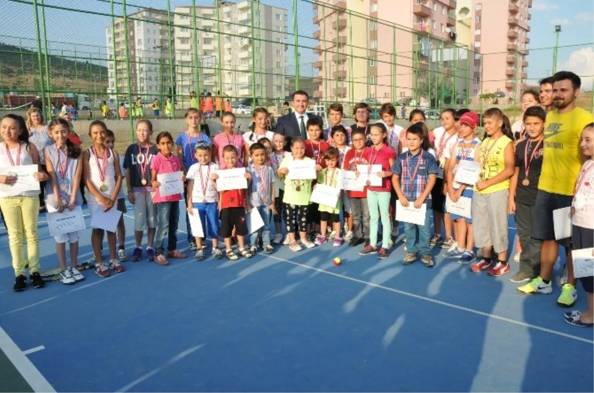 Tenis Turnuvası Şampiyonları Madalyalarını Başkan Bakıcı\'dan Aldı