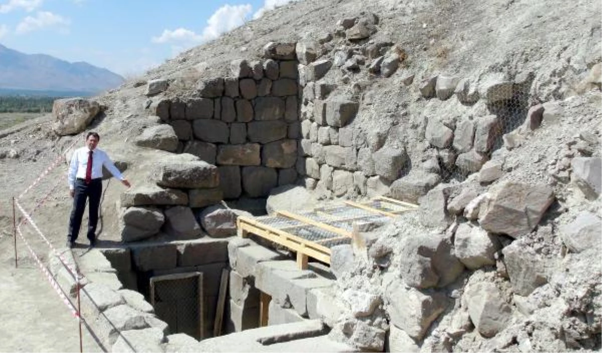Urartu Mezarları Gün Yüzüne Çıktı