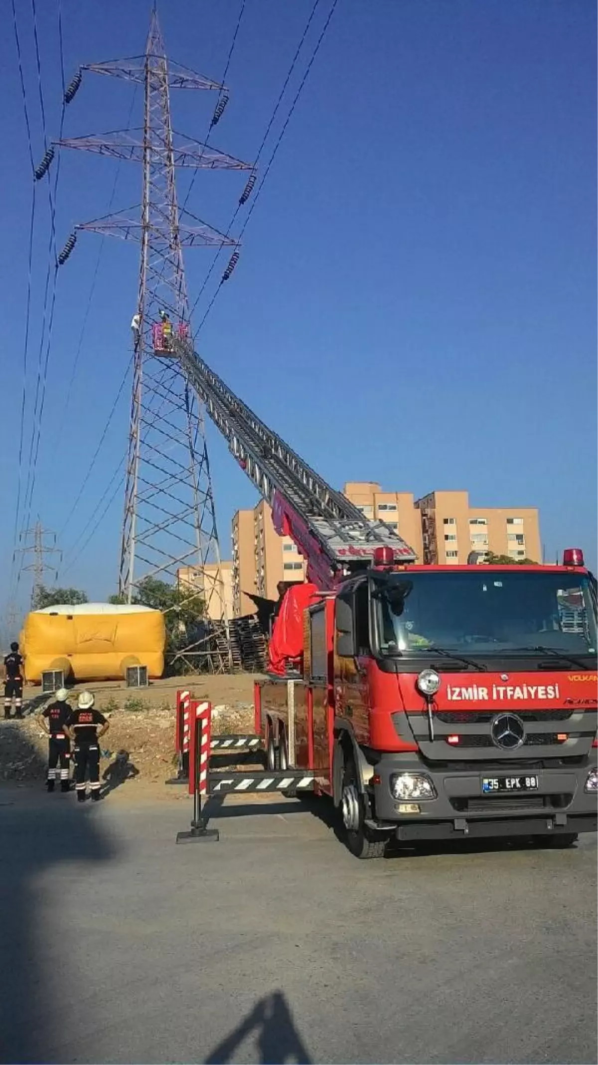 İzmir\'de Bunalıma Giren Adam Yüksek Gerilim Hattına Çıktı