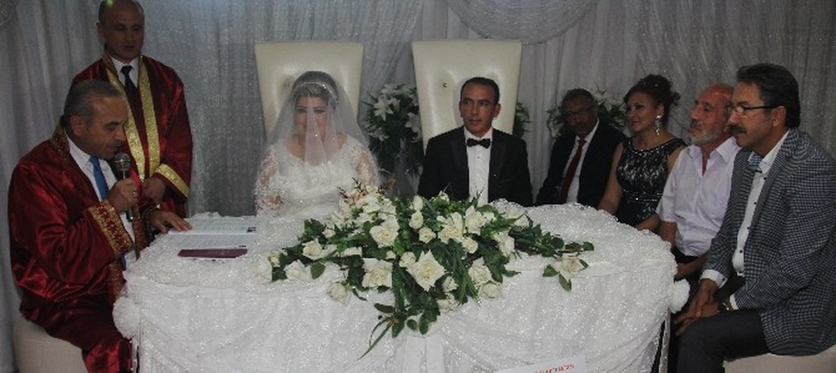 AK Parti\'li Ünal, Yeğeninin Nikah Şahidi Oldu