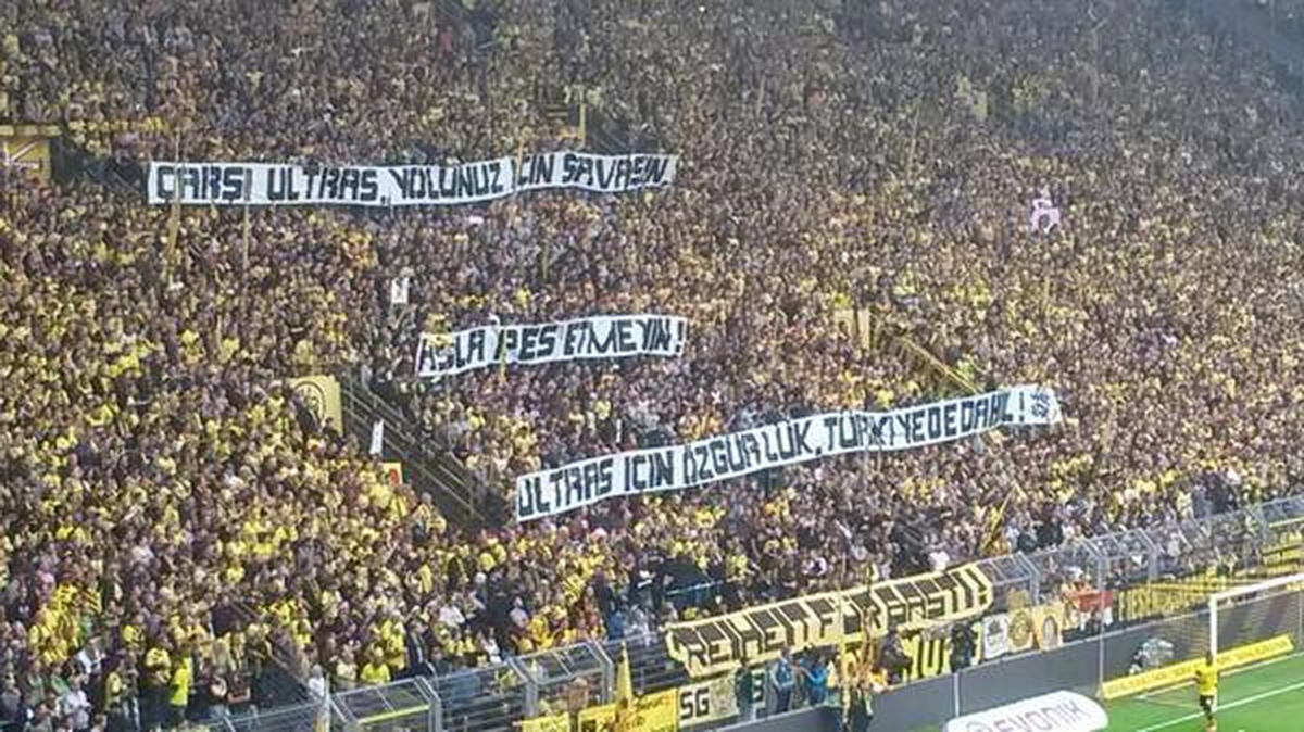 Dortmund Tribünlerinden Çarşı\'ya Destek