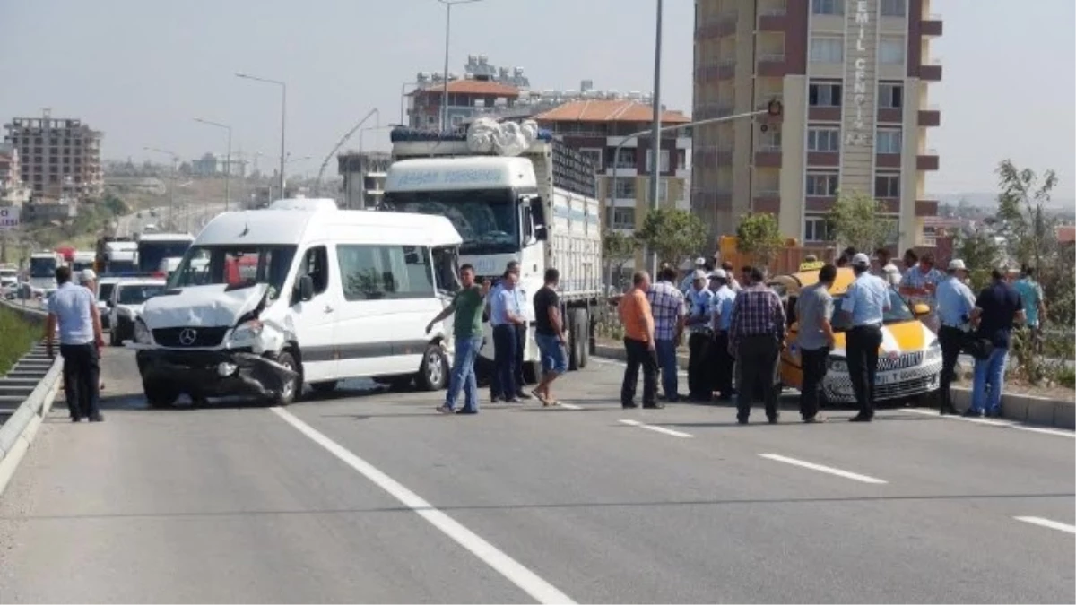 Hatay\'da Zincirleme Trafik Kazası: 20 Yaralı