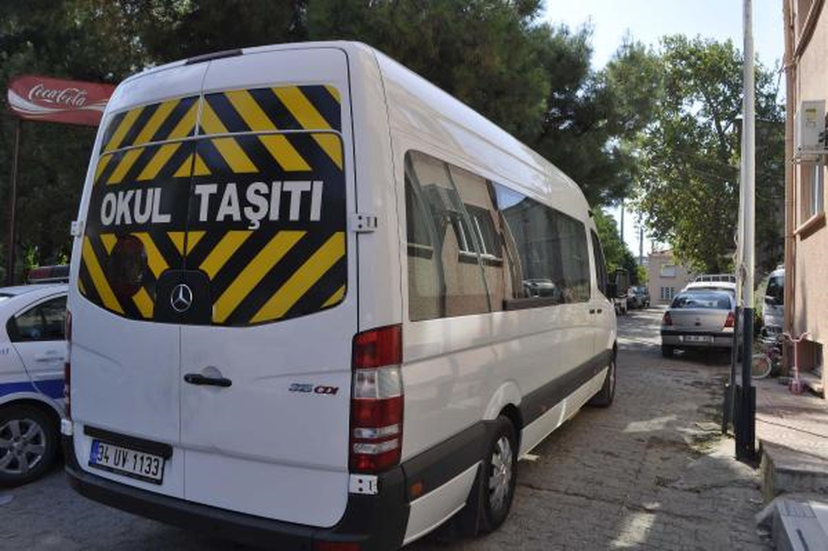 Kaçaklar \'Okul Taşıtı\' Yazılı Minibüste Yakalandı