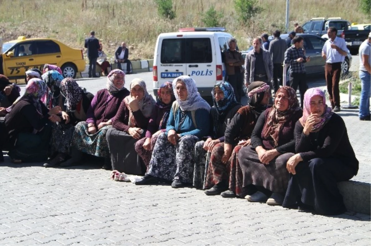 Ardahan\'da Kamyonet Şarampole Yuvarlandı: 1 Ölü, 2 Yaralı