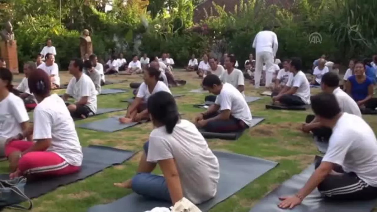 Katılımcılar gülerek yoga yapıyor -