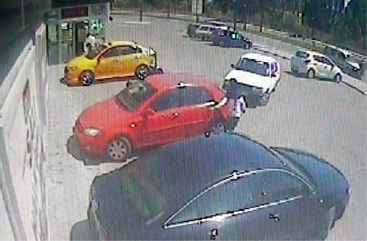 Otomobilden Çanta Çalan Kadın Güvenlik Kamerasında