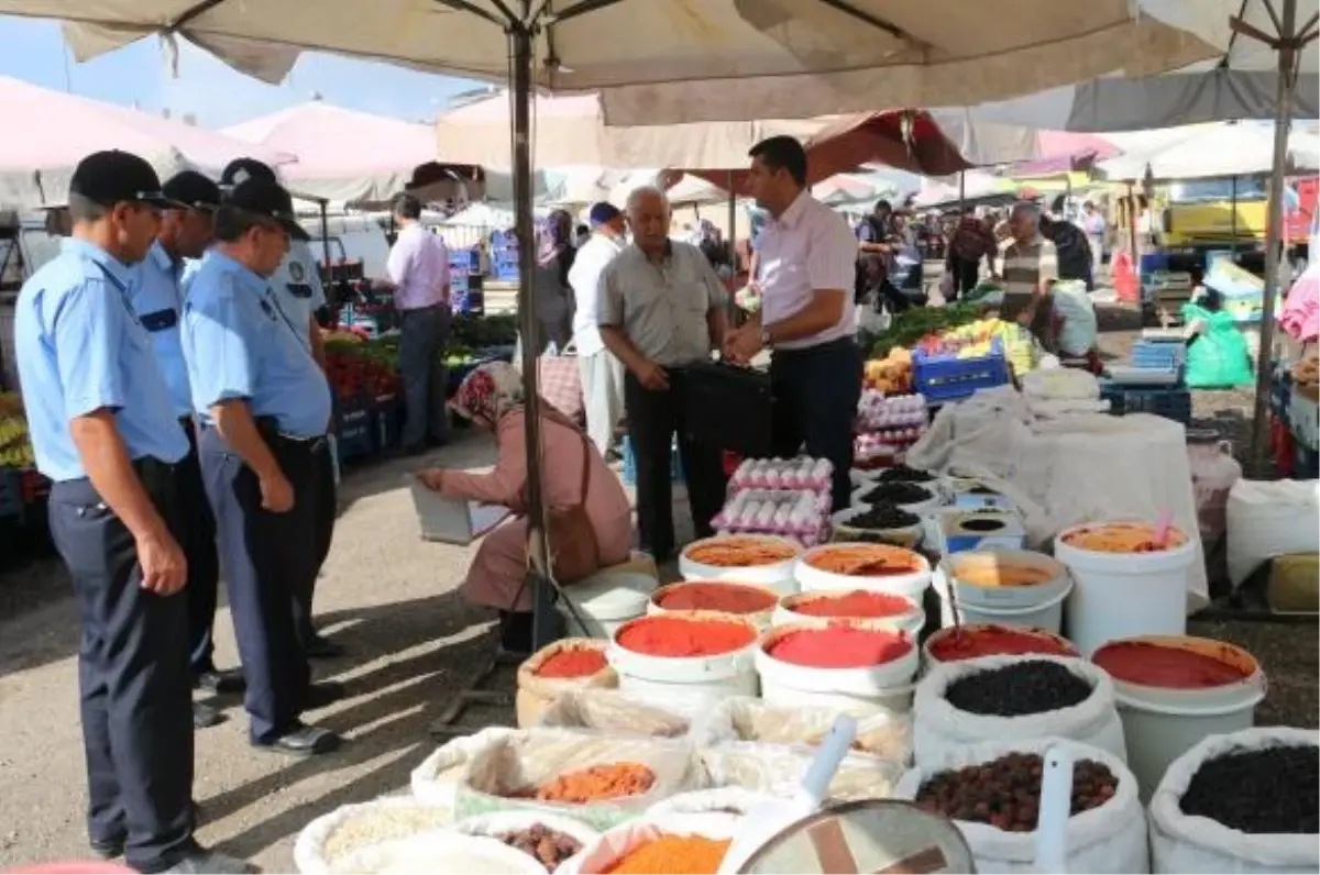 Pazar Yerinde Açıkta Satılan Gıdalar Denetlendi