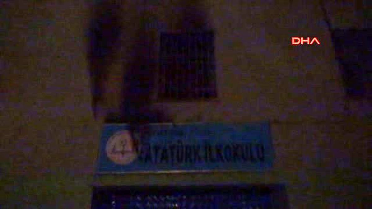 Silvan\'da 5 Okula Molotof ve Ses Bombalı Saldırı