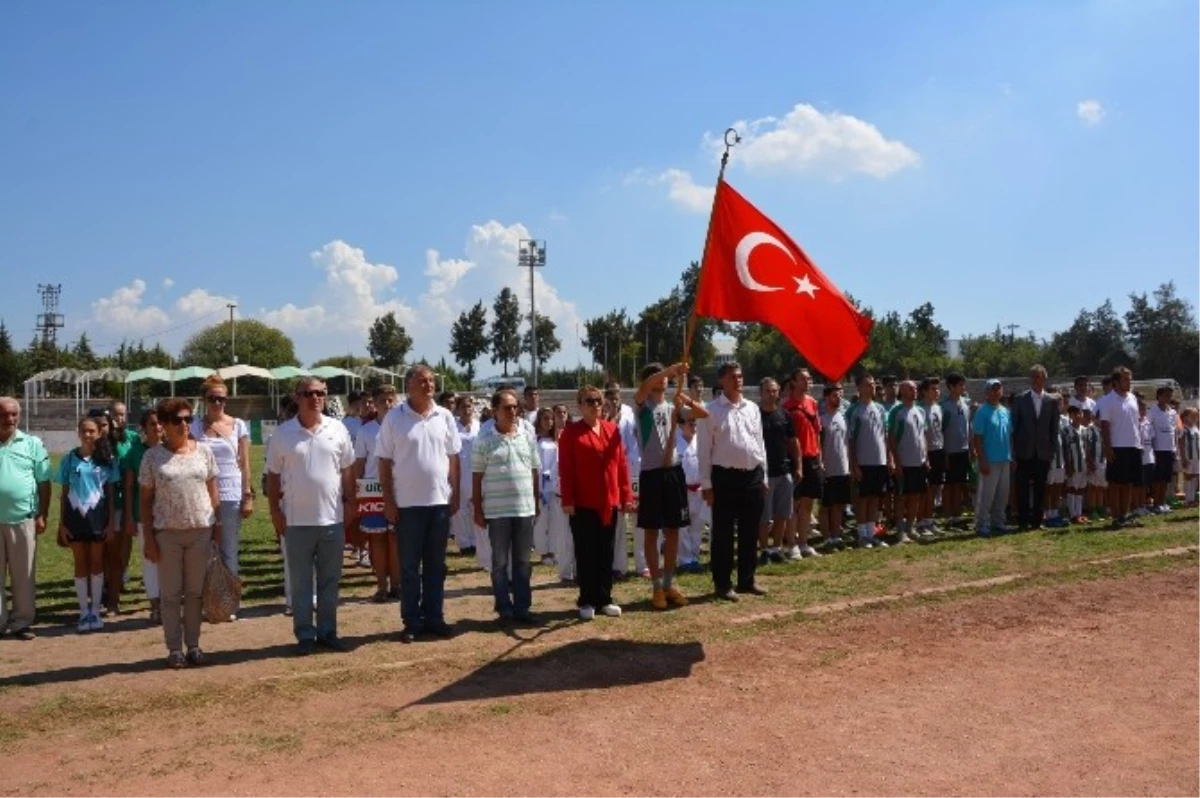 Urla Gençlikspor Yeni Stadında Sezonu Açtı