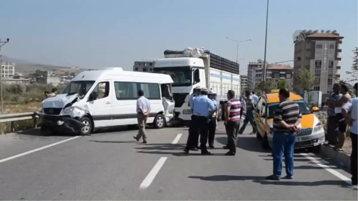 Antakya\'da Zincirleme Trafik Kazası: 20 Yaralı