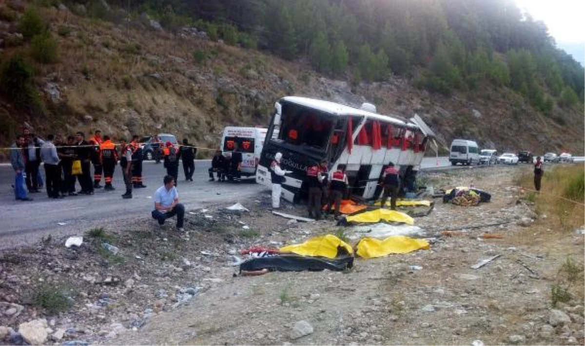 Afyonkarahisar\'daki Berberleri Taşıyan Tur Otobüsü Devrildi: 13 Ölü, 28 Yaralı (1)