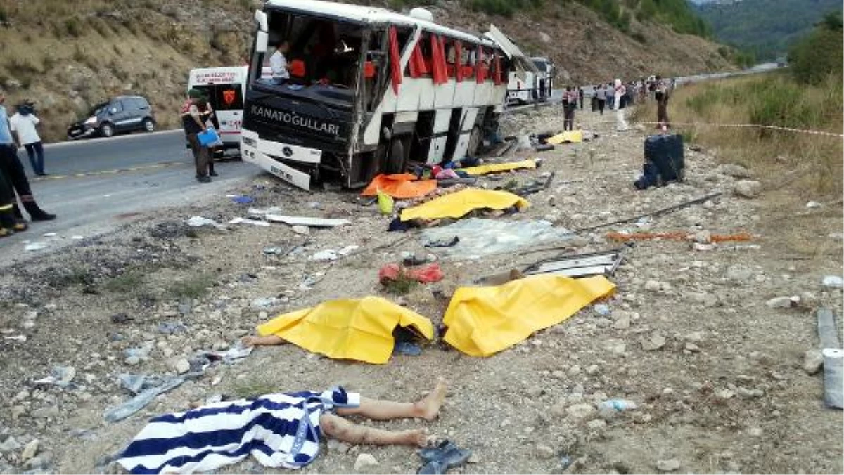 Afyonkarahisar\'daki Berberleri Taşıyan Tur Otobüsü Devrildi: 13 Ölü, 28 Yaralı (3)
