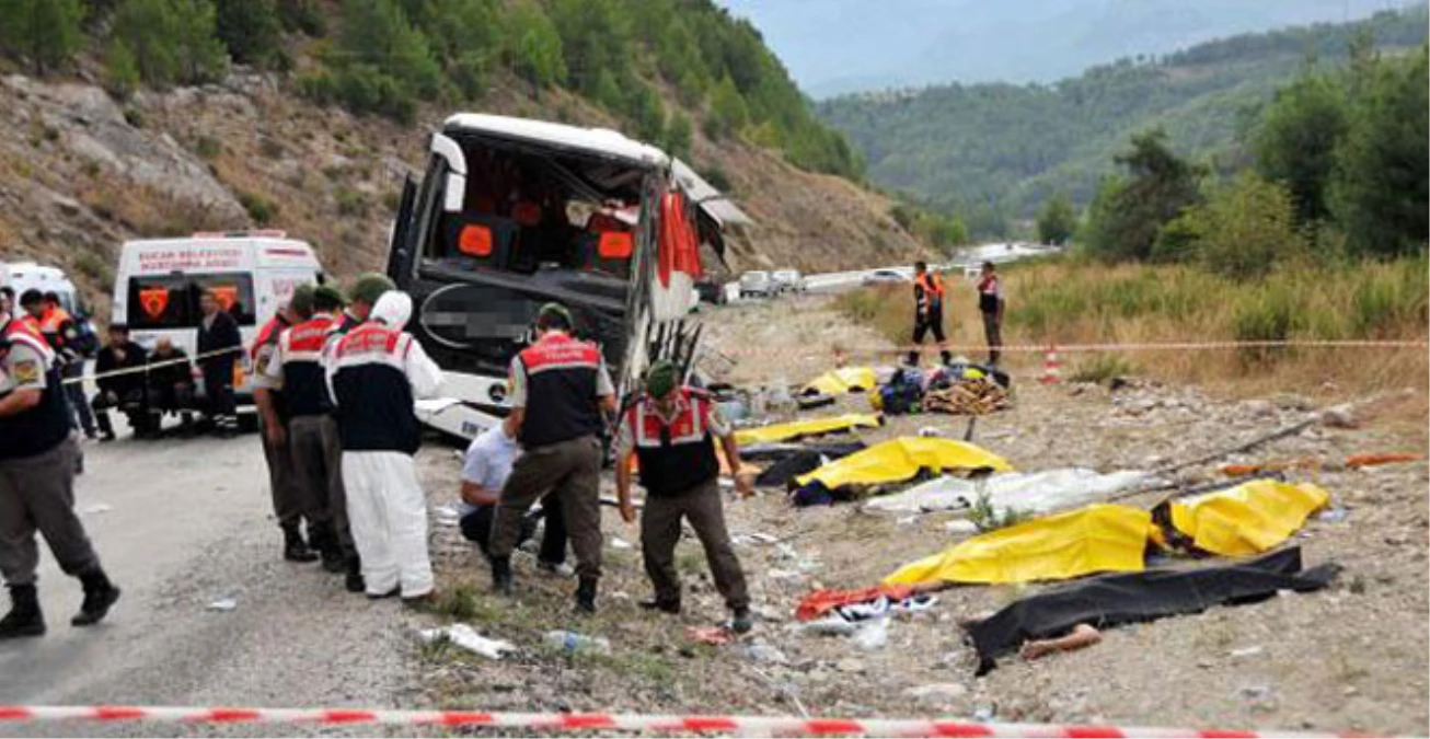 Afyonlu Berberlerin Tur Otobüsü Devrildi: 13 Ölü, 33 Yaralı