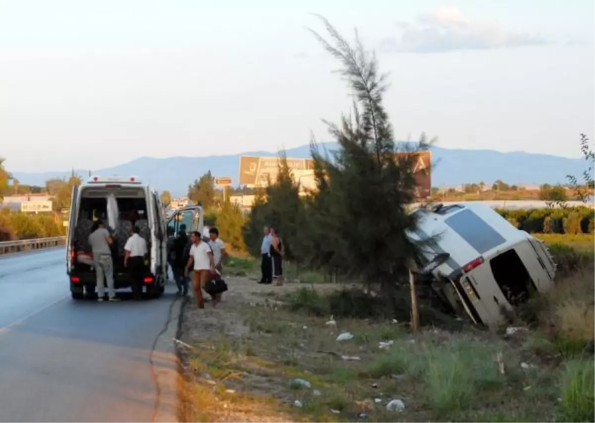 Antalya\'da Rus Turistleri Taşıyan Minibüs Devrildi: 3 Yaralı