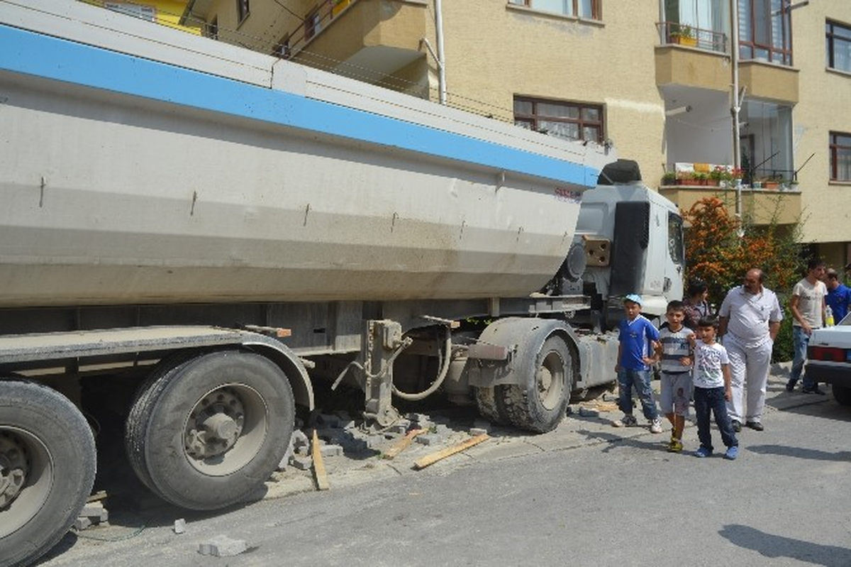 Başkent\'te Freni Boşalan Tır Dehşet Saçtı