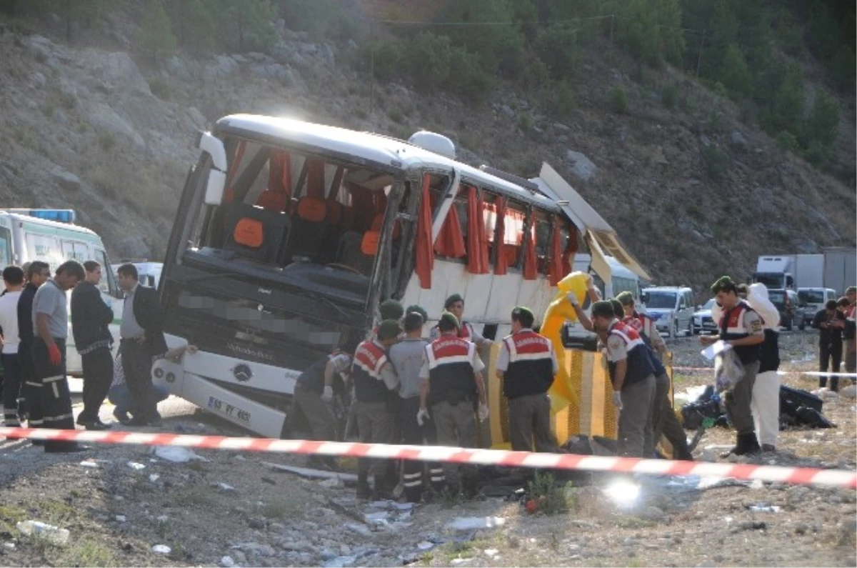 Burdur\'da Feci Kaza: 13 Ölü, 33 Yaralı