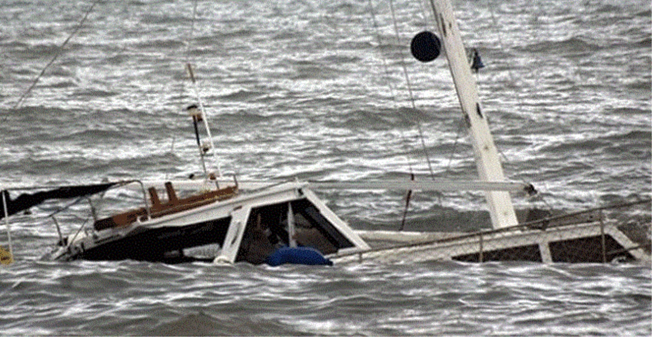 Endonezya\'da Olumsuz Hava Koşulları Nedeniyle Tekne Battı: 14 Ölü