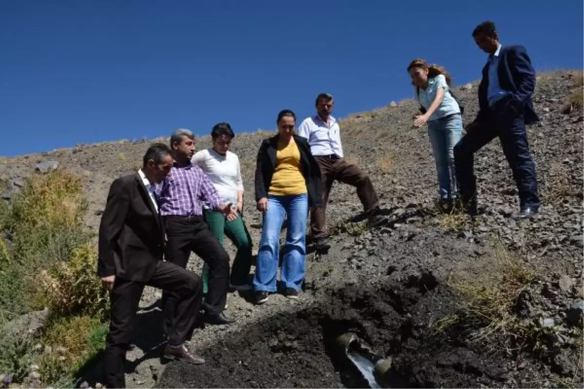 Hakkari\'de Su Şebekesini Tahrip Edenlere Tepki