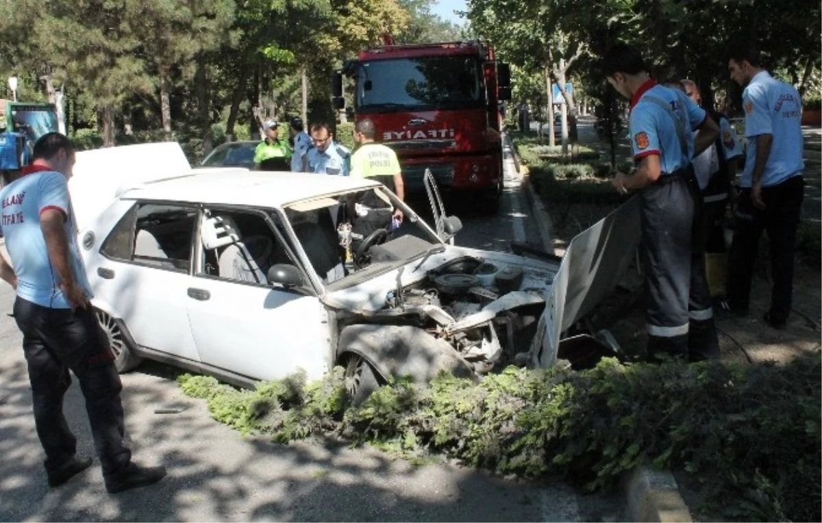 Kaldırıma Çarpan Otomobil Karşı Şeride Geçti